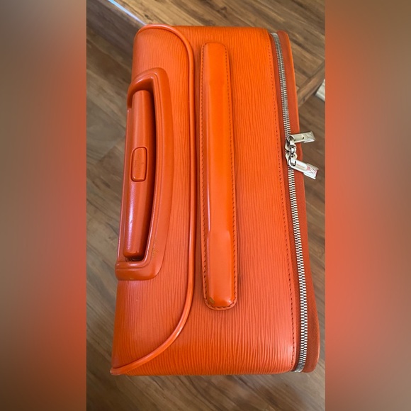 Louis vuitton Pegase 45 in Epi Orange with Raincoat Cover - Picture 7 of 16